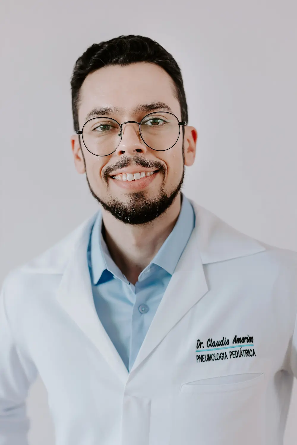 Dr. Cláudio Amorim, pneumologista pediátrico, de jaleco branco